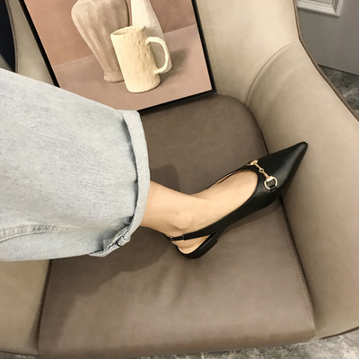 Alkalmi női cipő hegyes modell nyitott sarokkal és fém díszítéssel