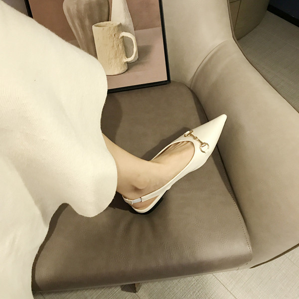 Alkalmi női cipő hegyes modell nyitott sarokkal és fém díszítéssel