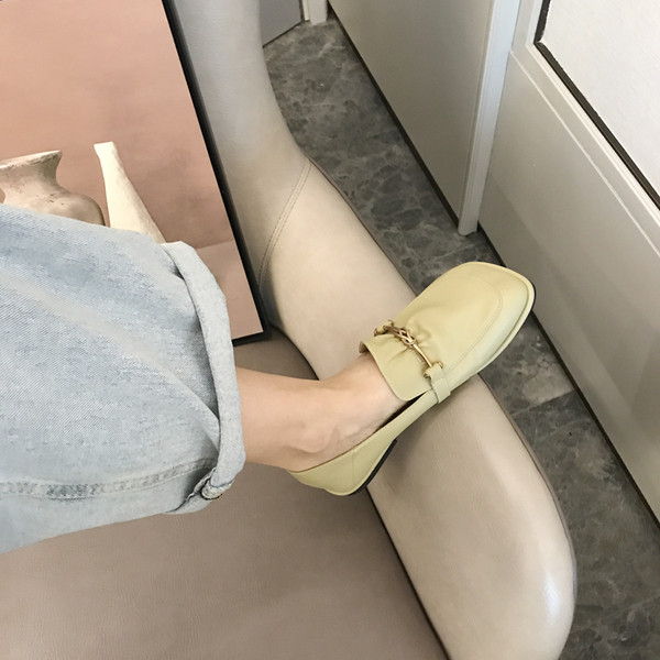 Alkalmi női bőrcipő fém elemmel - többféle modell