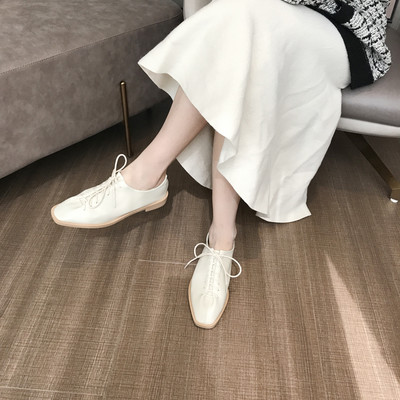 Eko bőrből készült, lapos talpú, fűzős hétköznapi női cipő