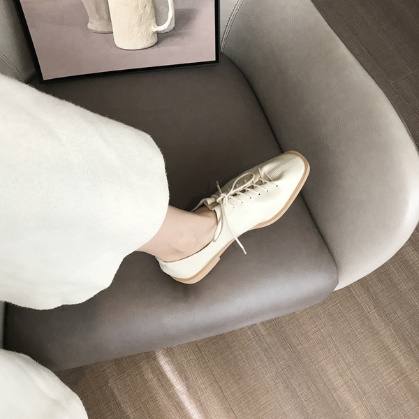 Eko bőrből készült, lapos talpú, fűzős hétköznapi női cipő