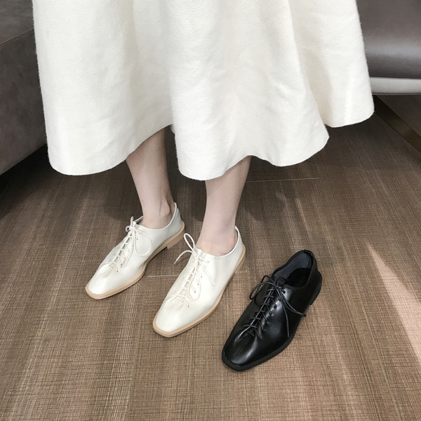 Eko bőrből készült, lapos talpú, fűzős hétköznapi női cipő