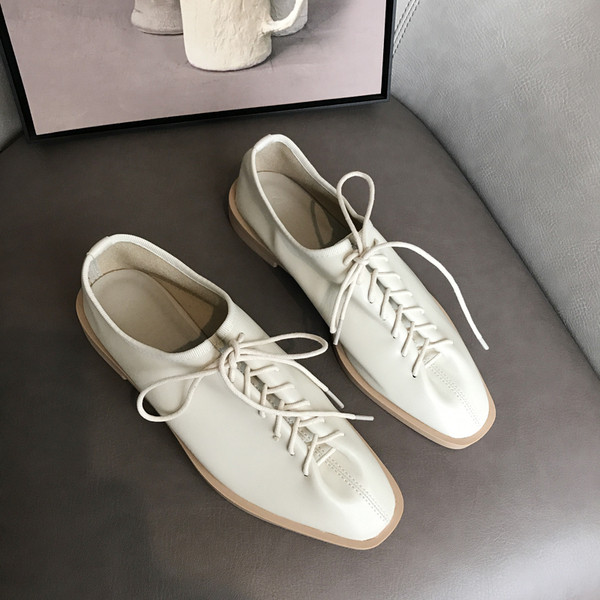 Eko bőrből készült, lapos talpú, fűzős hétköznapi női cipő