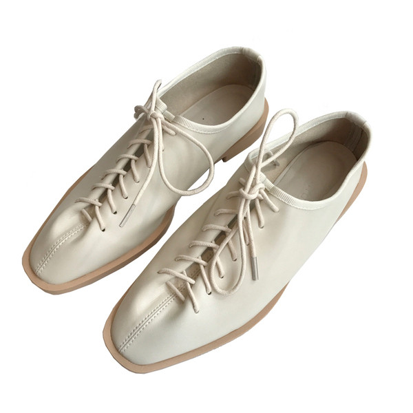 Eko bőrből készült, lapos talpú, fűzős hétköznapi női cipő