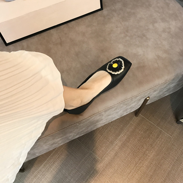 Női bőrcipő 3D virág elemmel - két modell