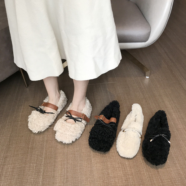 Női pehelycipő fűzővel és csattal