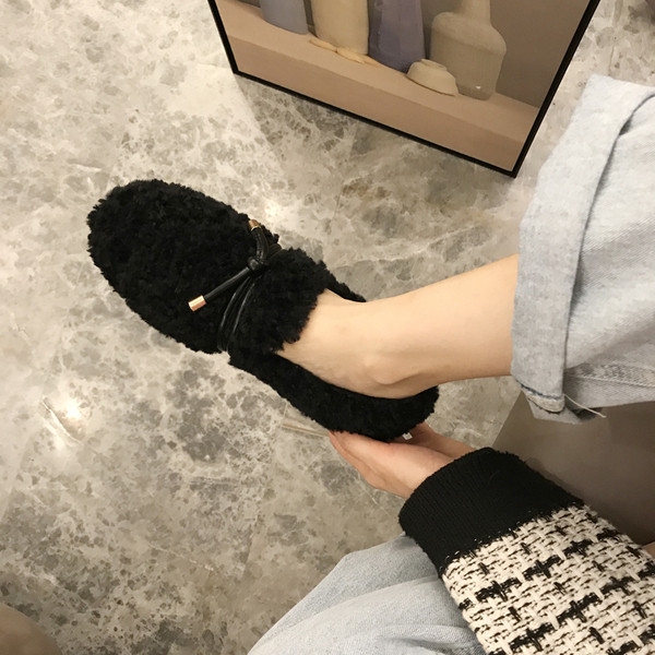 Női pehelycipő fűzővel és csattal