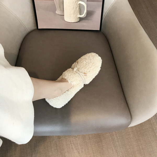 Női pehelycipő fűzővel és csattal