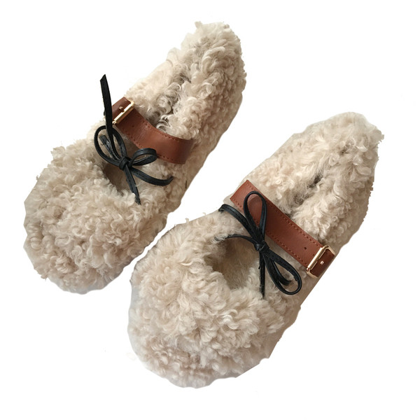 Női pehelycipő fűzővel és csattal