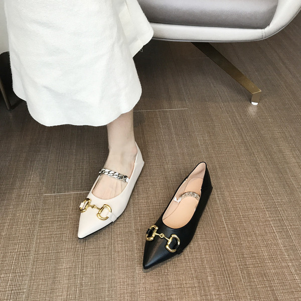 Ležerne ženske kožne cipele s metalnim ukrasom - model na špic