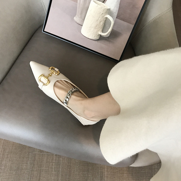 Ležerne ženske kožne cipele s metalnim ukrasom - model na špic