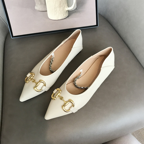 Ležerne ženske kožne cipele s metalnim ukrasom - model na špic