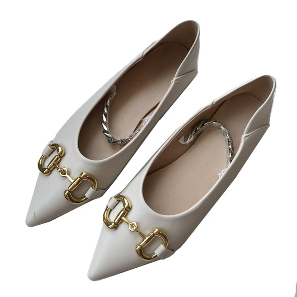 Ležerne ženske kožne cipele s metalnim ukrasom - model na špic