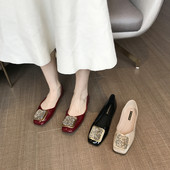 Eko bőrből készült alkalmi női cipő fém díszítéssel, lapos talppal