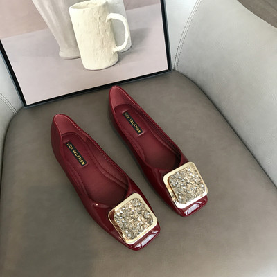 Eko bőrből készült alkalmi női cipő fém díszítéssel, lapos talppal