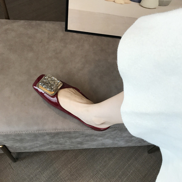 Eko bőrből készült alkalmi női cipő fém díszítéssel, lapos talppal