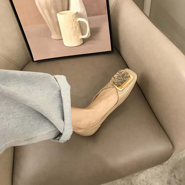 Eko bőrből készült alkalmi női cipő fém díszítéssel, lapos talppal