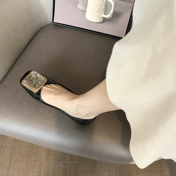 Eko bőrből készült alkalmi női cipő fém díszítéssel, lapos talppal