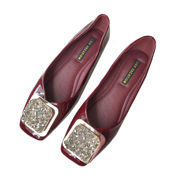 Eko bőrből készült alkalmi női cipő fém díszítéssel, lapos talppal