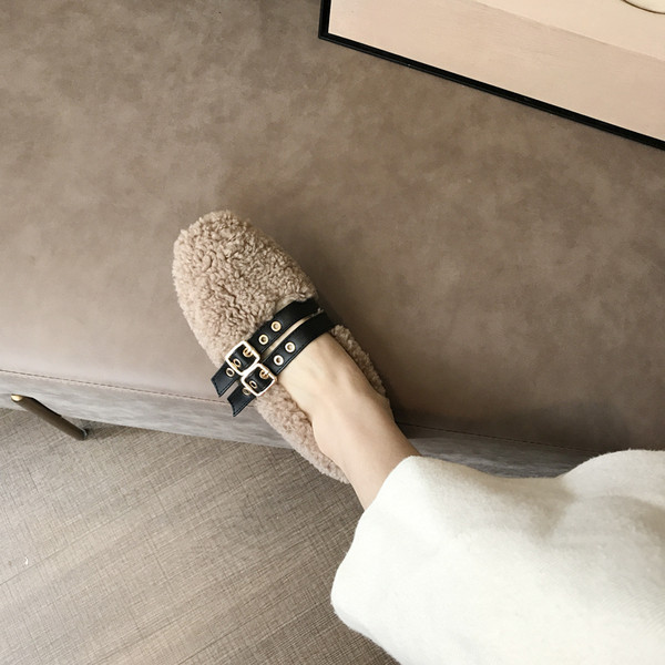 Alkalmi női pehelycipő bőr csattal - két modell