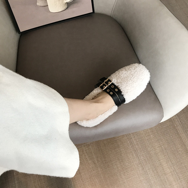 Alkalmi női pehelycipő bőr csattal - két modell