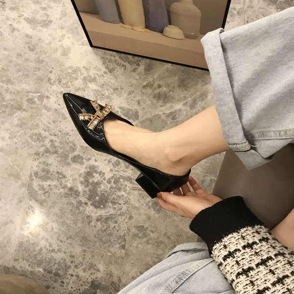 Lakkbőr cipő díszítéssel, két modellben