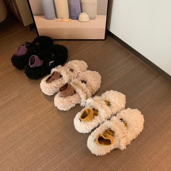 Plüss női cipő lapos talppal és csattal