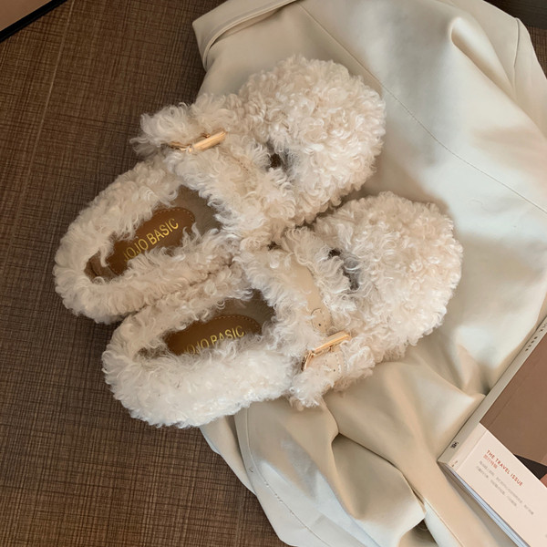 Plüss női cipő lapos talppal és csattal