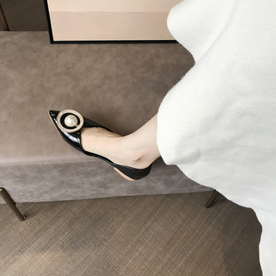 Elegáns női hegyes cipő fekete és piros színben