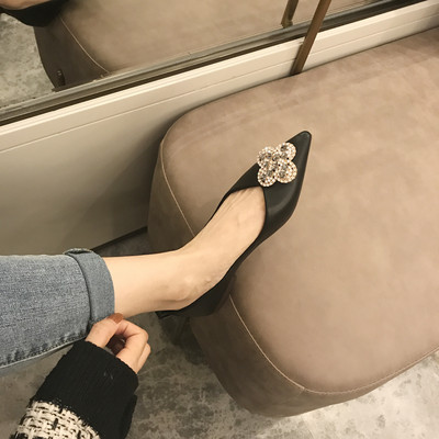 Elegáns női hegyes cipő fekete és piros színben