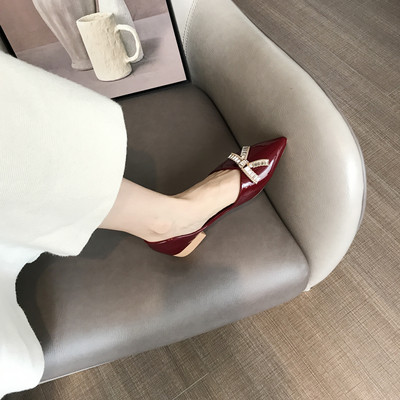 Elegáns női hegyes cipő fekete és piros színben