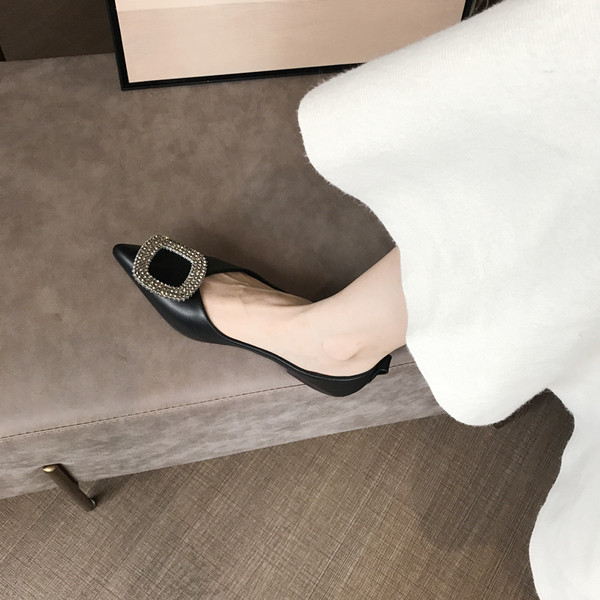 Elegáns női hegyes cipő fekete és piros színben