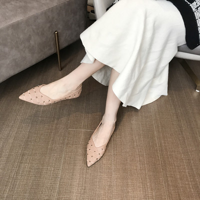 Alkalmi női bőrcipő szegecsekkel - hegyes modell