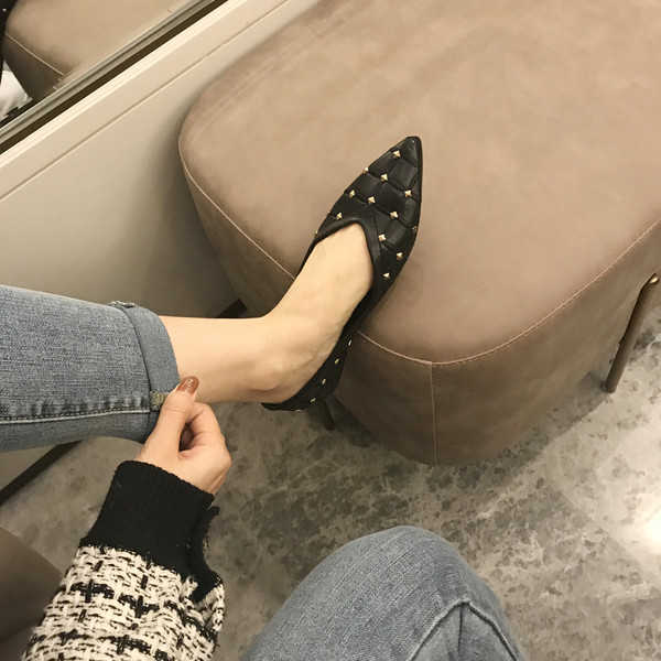 Alkalmi női bőrcipő szegecsekkel - hegyes modell