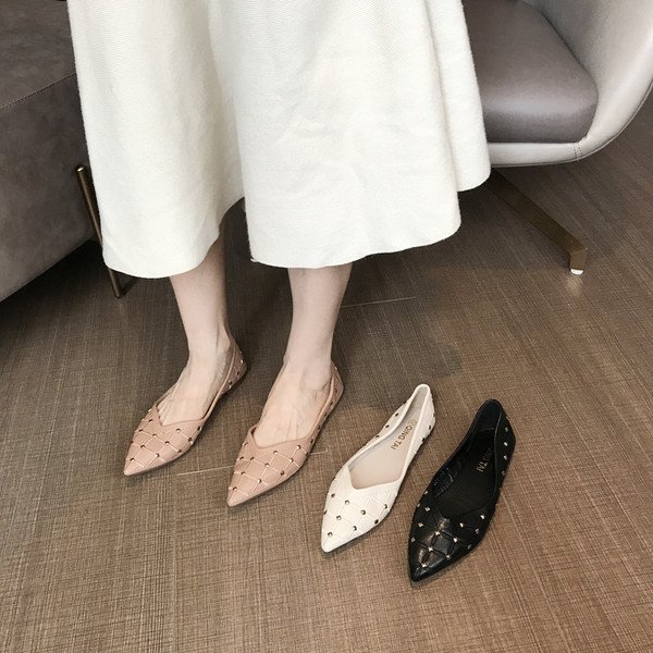 Alkalmi női bőrcipő szegecsekkel - hegyes modell