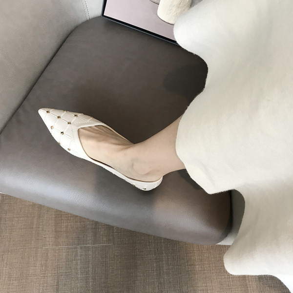 Alkalmi női bőrcipő szegecsekkel - hegyes modell