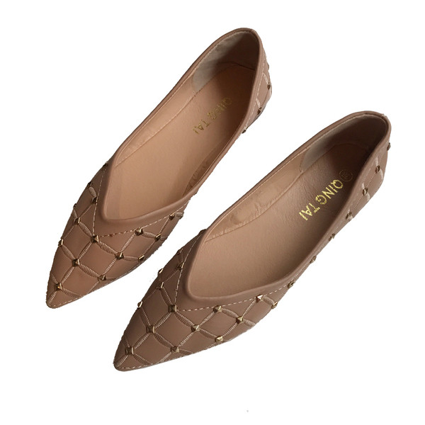 Alkalmi női bőrcipő szegecsekkel - hegyes modell