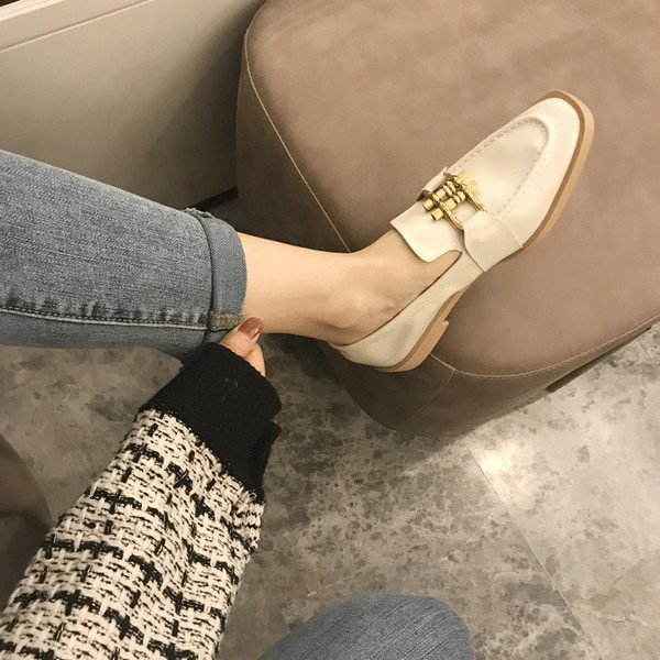 Női alkalmi bőr cipő fém díszítéssel - két modell