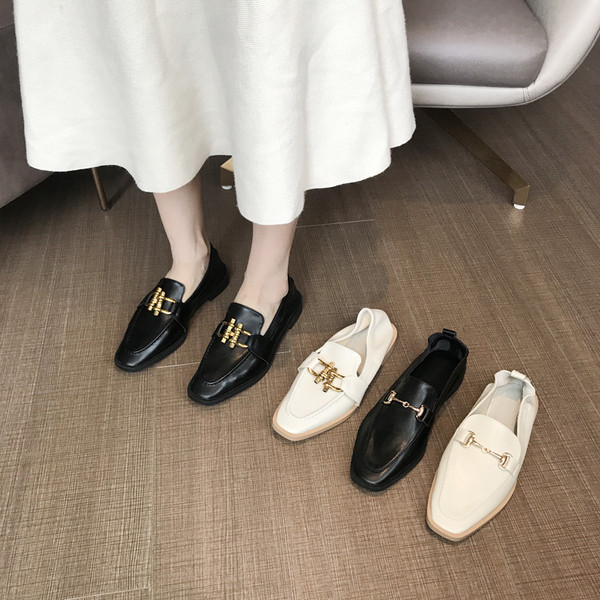 Női alkalmi bőr cipő fém díszítéssel - két modell