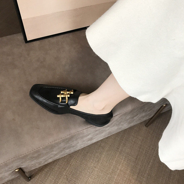 Női alkalmi bőr cipő fém díszítéssel - két modell