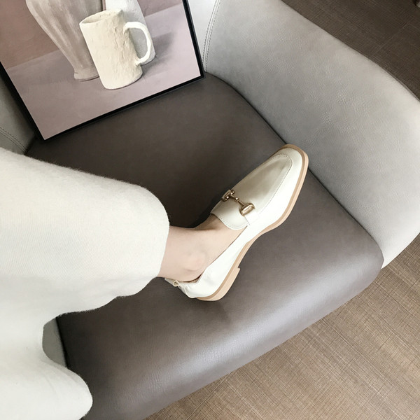 Női alkalmi bőr cipő fém díszítéssel - két modell