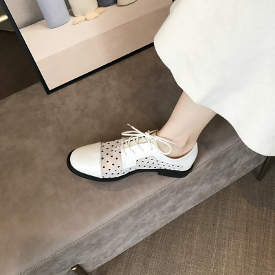 Pöttyös, fűzős női alkalmi cipő