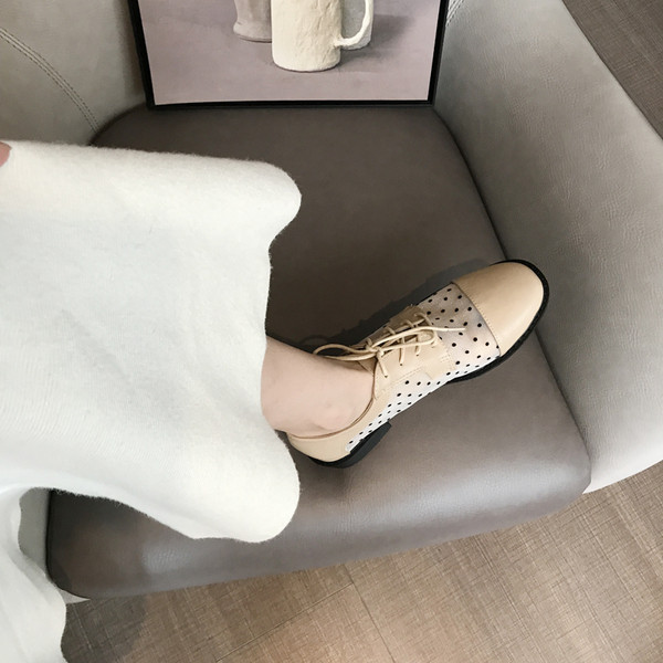 Pöttyös, fűzős női alkalmi cipő