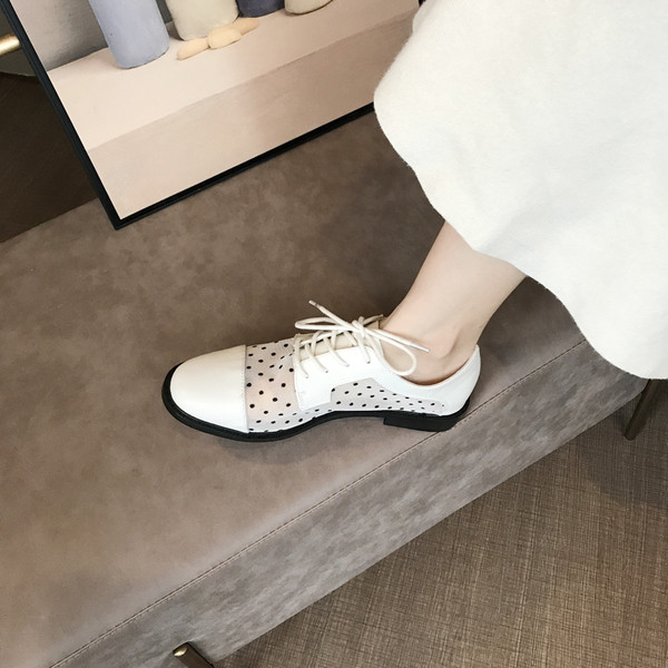 Pöttyös, fűzős női alkalmi cipő