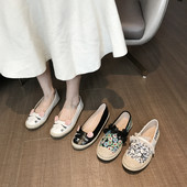 Alkalmi női cipő 3D elemmel és virágmintával