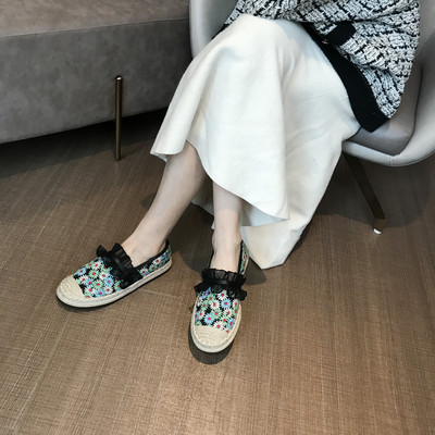 Alkalmi női cipő 3D elemmel és virágmintával