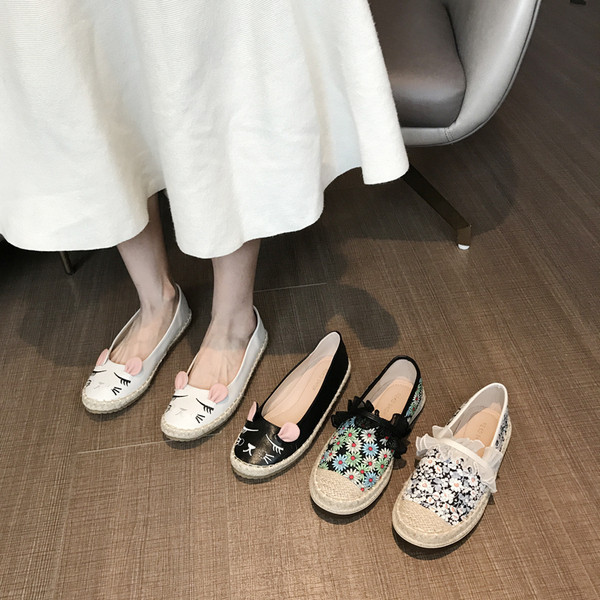 Alkalmi női cipő 3D elemmel és virágmintával