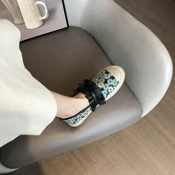 Alkalmi női cipő 3D elemmel és virágmintával