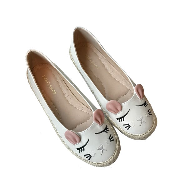 Alkalmi női cipő 3D elemmel és virágmintával