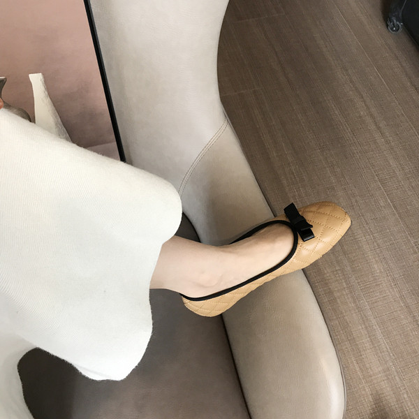 Női alkalmi cipő - lapos talppal és szalaggal